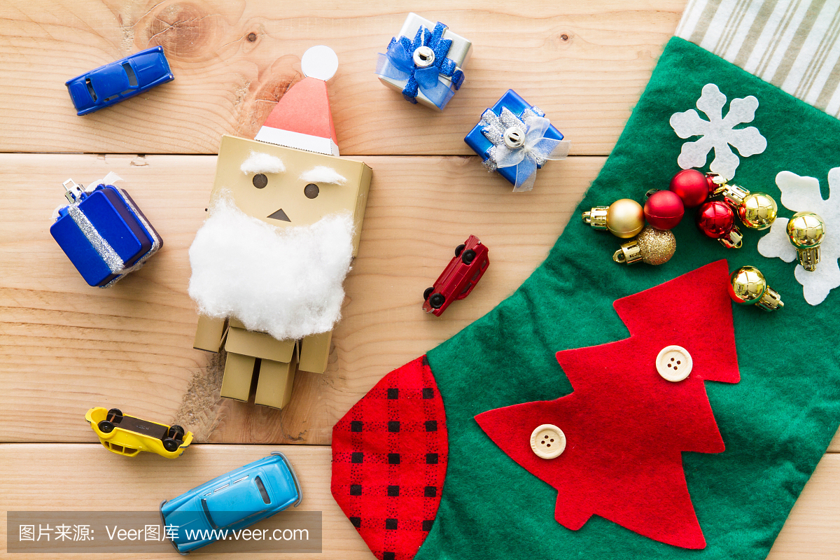 放在木头上的玩具和圣诞装饰品。
