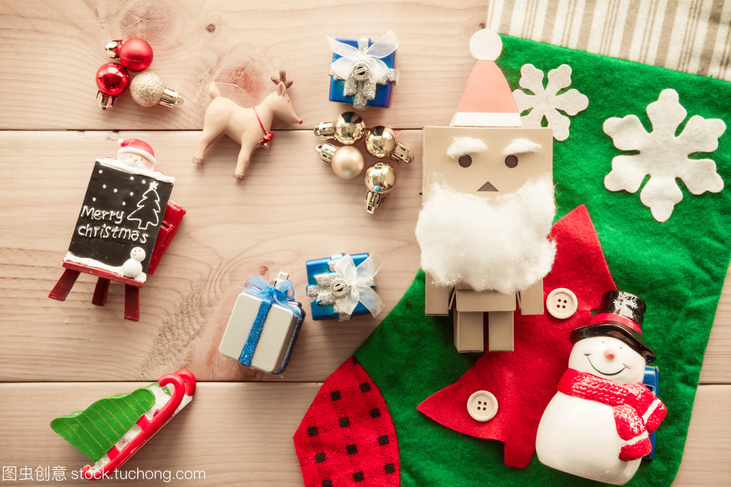 玩具和圣诞装饰品放在木头上